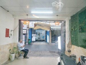 nhà mặt tiền thống nhất, 2 đầu là 2 cái chợ, nhà nằm khoảng giữa, rất tốt cho kinh doanh