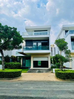 cần bán căn đơn lập 14x30 - 55 tỷ - 423m2 trực diện sông và view công viên . sân vườn riêng