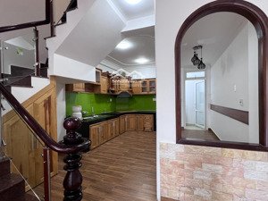 cần tiền bán nhà trung tâm đà lạt khu golf valley