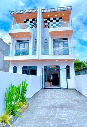 cho thuê nhà mới 100% 3phòng ngủ sân 2 ô tô hẻm lê hồng phong gần chợ phú hoà