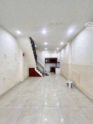 b.án nh.à 2 tầng hồng bàng- sát chợ lớn - dt 3,8 x 8m (30,4 m2), kết cấu 1 trệt 1 lầu ,gồm 1 p