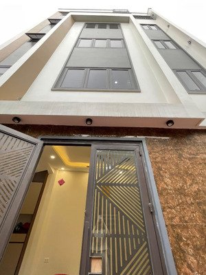 nhỉnh 6 tỷ, nhà thạch bàn 33m2 x 5 tầng dân xây mới đẹp, lô góc 3 mặt thoáng, bếp thoáng