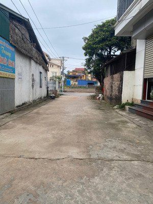 bán nhà...tặng đất: hoàng trạch, mễ sở, hưng yên
ngôi nhà nằm tại hoàng trạch, đường rộng h