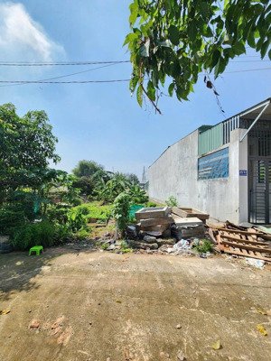 còn 1 lô đất đang bán giáp chợ phú mỹ thủ dầu 1 .dt 124m2 full thổ cư. sổ sẵn công chứng ngay