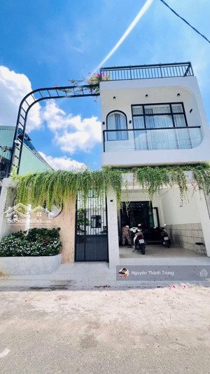 biệt thự mini 2 tầng. 8m x 20m. full thổ cư 160m2 hẻm nhựa 8m.