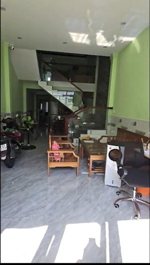 siêu hiếm -bán nhà 2 tầng mặt tiền bùi huy bích - đầu tư - ở đều ok