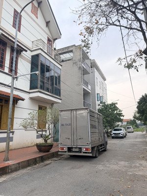 bán nhà 3 tầng lô góc 3 mặt thoáng ô tô tránh vỉa hè rộng vị trí: gia lâm