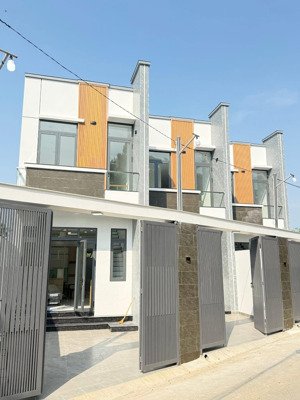 nhà mới 100% vừa hoàn thiện, vị trí hót mà giá thành thì bình dân
1/dx82 cách dx 82 chỉ 50m,