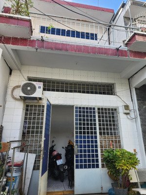 hẻm 5 m, xe ô tô đến nhà có sân trước rộng rãi, đã chia làm 2 căn vừa ở vừa cho thuê khai thác tốt