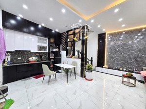 bán nhà lạc long quân 40m2 x 5 tầng ngõ vào 4m , ô tô đỗ , gần sát hồ tây chỉ hơn 8 tỷ