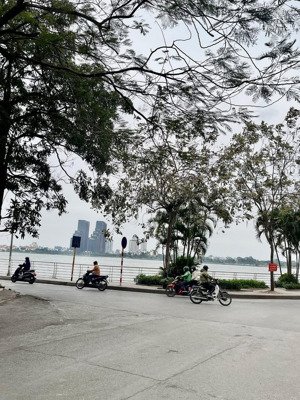 nhà mới long lanh-dân xây- 2 thoáng-sát hồ tây-hàng hiếm -võng thị