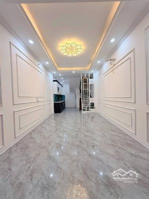 ngay ngã tư lò đúc - có căn nhà hiếm - 5 tầng - vài chục mét ra phố - bãi gửi ô tô - loanh quanh 8