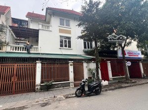 cho thuê bt 200m2 x 3 tầng hoàn thiện, đường 12m thông thoáng, 5pn, 3wc tại kđt văn phú giá 23tr/th