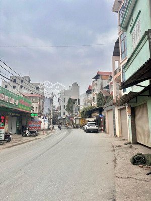 siêu phẩm tây tựu, ô tô tránh nhau trước nhà, tiềm năng tăng giá cao