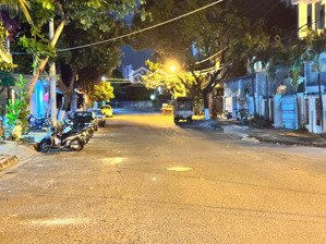 nhà mặt tiền đường nguyễn chích _ ngang 8,3m; ra biển hòn chồng 800m. giá : 12 tỷ