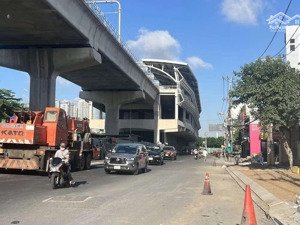 chỉ 1 căn duy nhẩt mặt tiền song hành xa lộ hà nội đối diện ga metro bình thái