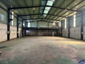 bán gấp nhà xưởng mặt tiền dt743 dt 1120m2 có xưởng và nhà 2 lầu phía trước giá ngợp chỉ 26.xđ