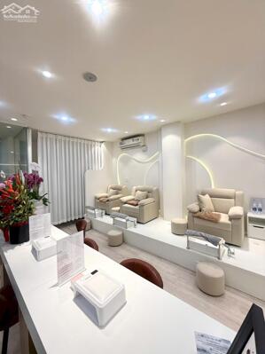 Cho thuê mặt bằng mặt tiền đường Nguyễn Bỉnh Khiêm - góc Lê Duẩn Quận 1.