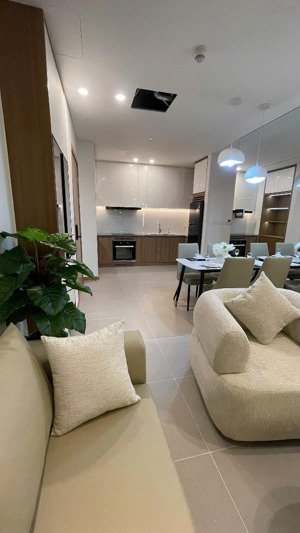 bán căn hộ hạng sang full nội thất, đang cho thuê dài hạn giá cực tốt