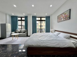 cho thuê căn hộ studio 2 ban công siêu thoáng nhà mặt phố oto đỗ cửa