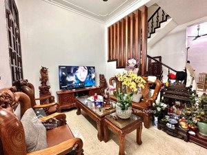 chủ chuyển công tác nhờ bán gấp nhà thái thịnh! lô góc, sát phố, 20m ô tô tránh, ngõ thông, dt 38m2