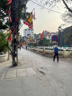 -biệt thự liền kề sân vườn ba đình
mặt hồ b52 - oto đỗ vào nhà -
diện tích:80m-4 tầng-mt 4m giá bán