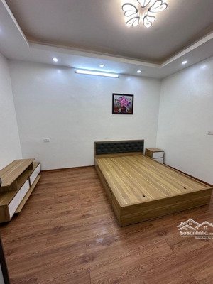 tôi chính chủ bán căn nhà ngõ trần khát chân đầy đủ. nội thất chỉ việc vào ở sát mặt phố