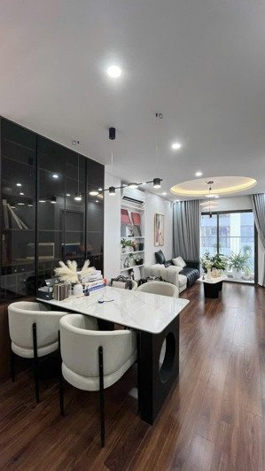 chính chủ bán nhanh căn hộ 2pn 2wc full nội thất giá chỉ 6.9 tỷ. liên hệ: 