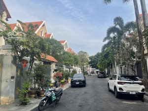 bán biệt thự compound, hướng tây nam, 10.5 x 28. xây 3 tầng , ra đường trần não 200m. giá 58 tỷ