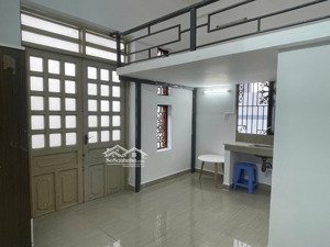 phòng ngay cầu vượt cây gõ - thang máy - sẵn máy lạnh - tủ lạnh - tủ quần áo từ 3.x - 5.x