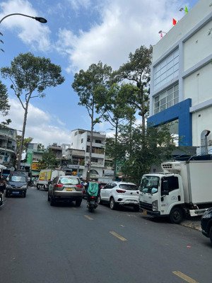 bán nhà mặt tiền đào duy từ. p7. quận 10 , dt:4x18 nh 4m5 6 tầng 26 tỷ