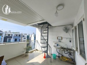 căn hộ ban công siêu rộng không gian thoáng đẹp