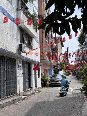 diện tích khủng 80 m2 ngang đẹp 4m nằm trong khu cao tầng - sầm uất bùi đình tuý - hẻm ô tô thông