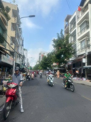 nhà mặt tiền ngay chợ phạm văn bạch dt 4x15m có gác