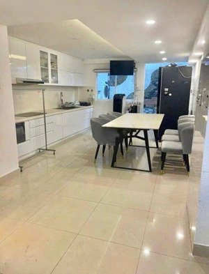 cho thuê nhà đẹp,nguyên căn,full nội thất
mặt tiền đường số, tân qui, q7 giá 35tr tl