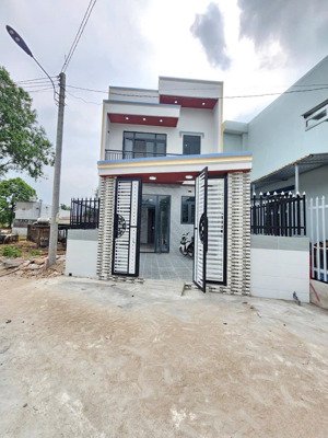 2.39 tỷ / bán nhà 1 trệt 1 lầu mt đường thái hòa 93, p.thái hòa, tp.tân uyên. gần chợ chí hùng