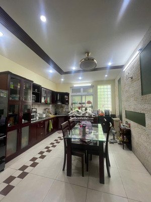 bán nhà mặt tiền đường 14m kdc quận 8. nhà vuông vức, xây kiên cố, mặt tiền kinh doanh đông đúc