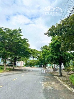 bán nền góc 2 mặt tiền đường, khu thời báo kinh tế quận 9 cũ, dt 8x20m, lô c59, sổ đỏ chính chủ.