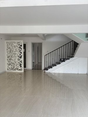 cho thuê shophouse 34 hưng gia 5, 32 triệu, 160m2, 2pn, 2wc, mặt tiền rộng 20m, hướng nam