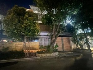 chủ cần bán căn biệt thự có hồ bơi trong nhà nội thất xịn ngang 16m rại kđt vĩnh điềm trung