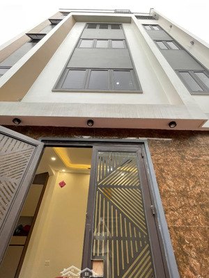 nhỉnh 6 tỷ, nhà thạch bàn 33m2 x 5 tầng dân xây mới đẹp, lô góc 3 mặt thoáng, bếp thoáng