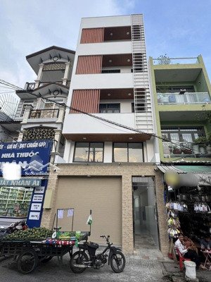 bán gấp căn nhà 3 tầng, có thang máy, đường nguyễn văn nguyễn q1. 80m2 (5,5m x 14,5m)