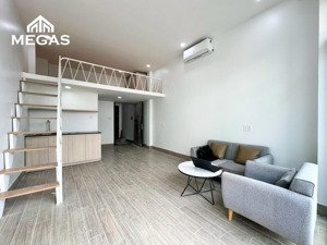 ban công mới xây gác cao gần công viên làng hoa