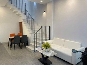 gần ngã 5 vòng xoay - nhà mới đẹp chắc chắn ở ngay. 4.4 tỷ (tl)