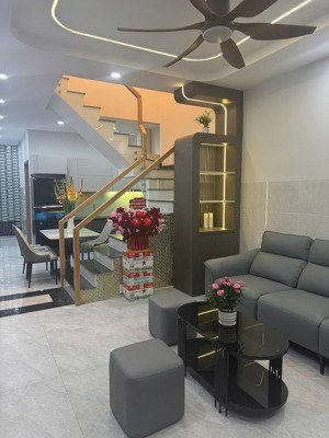 bán nhà mặt tiền đối diện chợ phường tân hưng ( mới ) . diện tích : 3,9x15 , trệt lầu