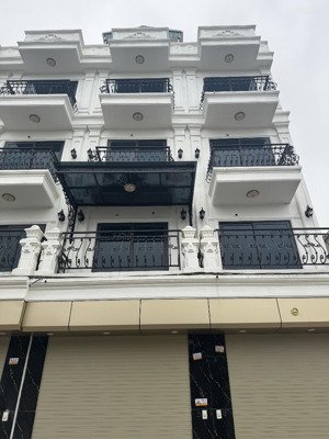 bán nhà toàn lạc ngay tt chúc sơn vài bước chân ra đường oto mà giá chỉ 4.3x tỷ x5 tầng