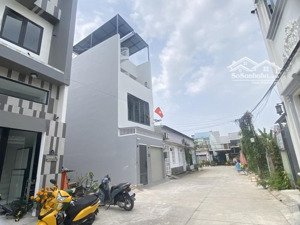 nhà mới 4 tầng, đường xe tải tránh nhau thông thoáng, cách nguyễn thị định 1km, di chuyển thuận lợi