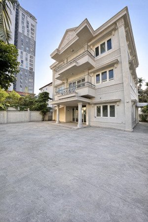 cho thuê biệt thự với sân siêu rộng và chỗ đậu xe thoải mái trong trục đường và sân trong nhà