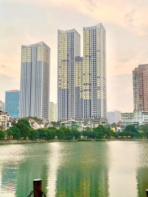 độc quyền căn 92m2 view hồ sổ lâu dài . thiết kế 3 ngủ đẹp. view trực diện pháo hoa.ko có căn thứ 2