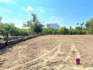 tôi cần bán lô đất vuông vức, ngay ngã tư nông trường(186m2) giá 500tr. khu công nghiệp phước đông